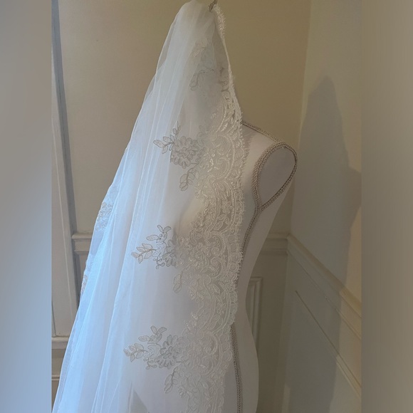 Stunning ivory lace cathedral bridal veil - Picture 5 of 9